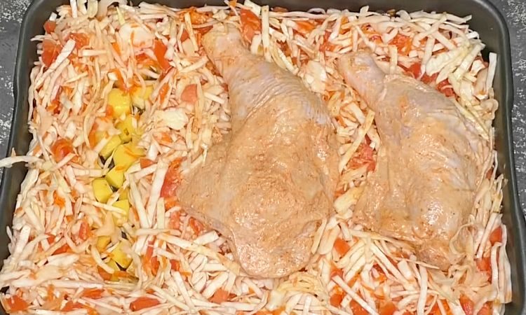 Ужин почти готов. Собираем курицу и гарнир на одном противне, накрываем пергаментом и отправляем в духовку