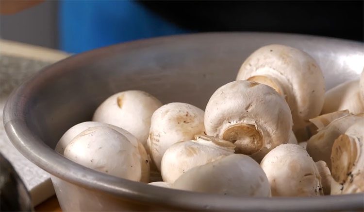 Жарим с чесноком и зеленью. Просто способ сделать шампиньоны вкуснее