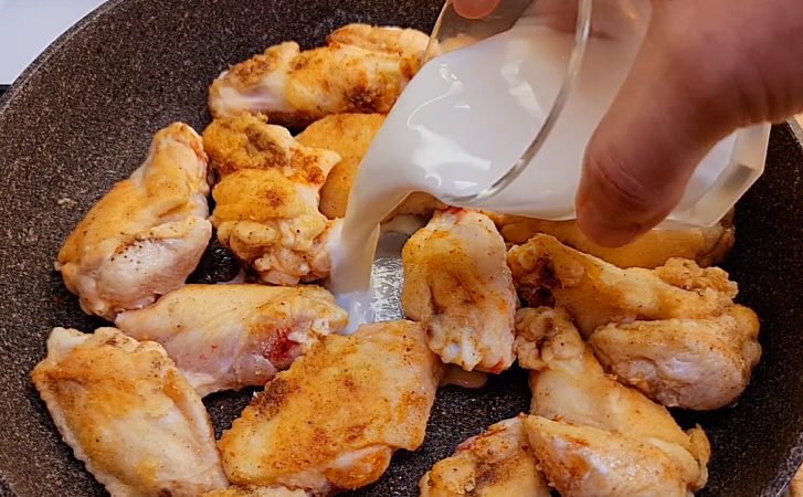 Гениальный способ сделать их нежными, но с хрустящей корочкой. Куриные крылышки в молоке