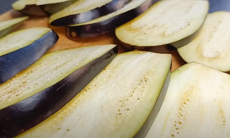 Так вкусно, что даже мяса не просят. Соединяем баклажаны, сыр и яйца