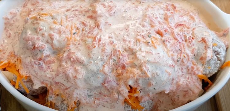Томатная заправка и сметана. Добавляем вкуса и сочности фрикаделькам