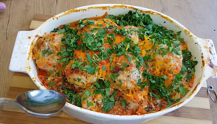 Томатная заправка и сметана. Добавляем вкуса и сочности фрикаделькам