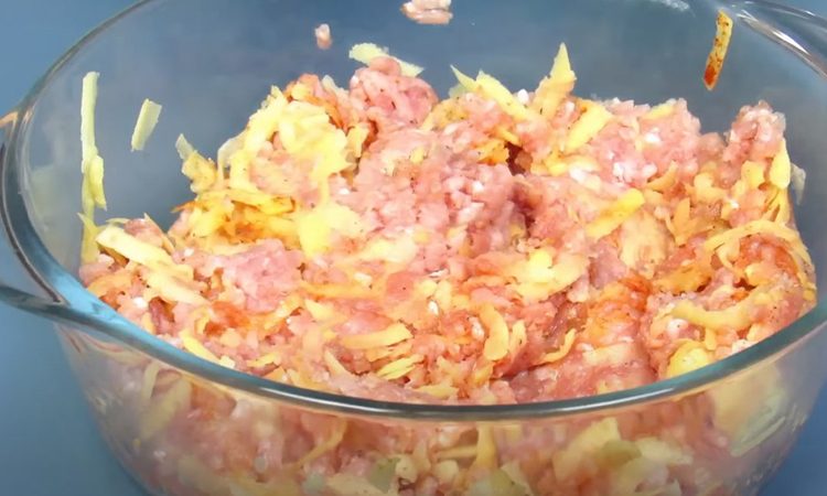 Скрутили все в пергамент и на сковороду. Мясной рулет за 15 минут без духовки