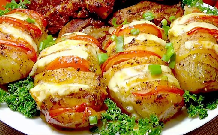 Можно подавать даже главным блюдом, настолько вкусно. Берем простую карточку и фаршируем