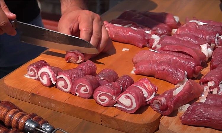 Прокладываем мясо салом. Простой способ добавить шашлыку сочности