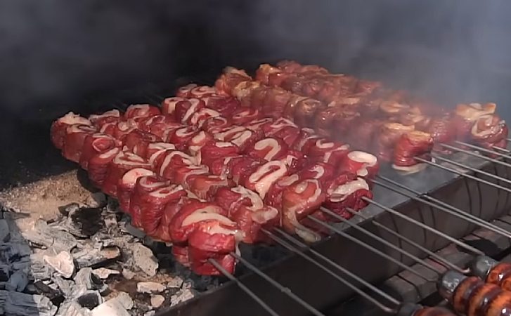 Прокладываем мясо салом. Простой способ добавить шашлыку сочности