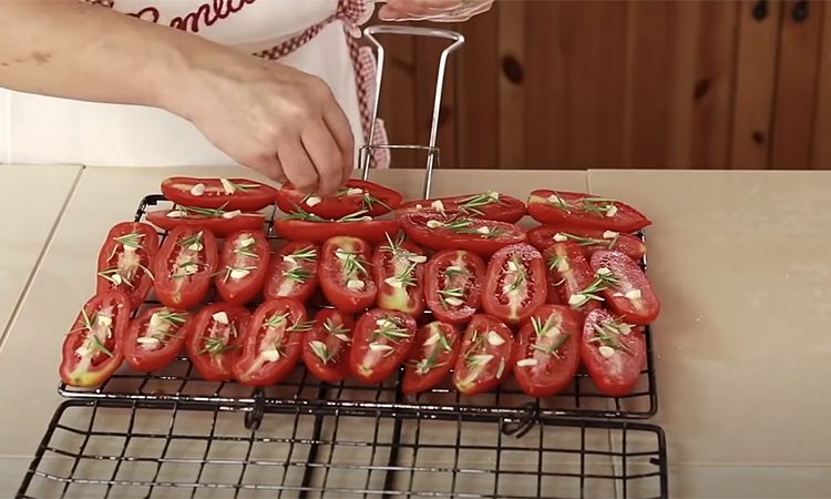 20 минут в духовке, а потом из них можно делать что угодно. Запеченные помидоры по-итальянски