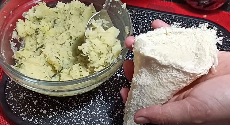 Всего 10 минут и у нас на столе вкуснейшие хрустящие треугольники. Хлеб и картофель