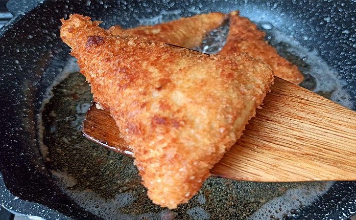 Всего 10 минут и у нас на столе вкуснейшие хрустящие треугольники. Хлеб и картофель
