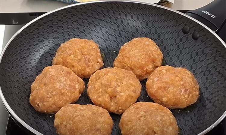 Без овощей и хлеба. Котлеты по этому рецепту всегда получаются сочными