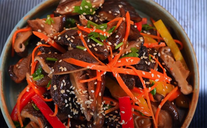 Тонкость вкуса в грибах шиитаке. Салат разлетается быстрее шашлыка