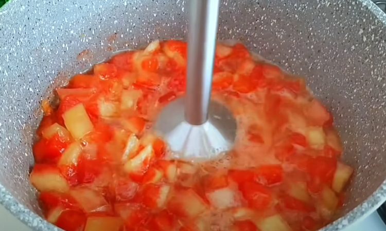Не выбрасываем, а превращаем в джем. Так арбузные корки вы еще не использовали