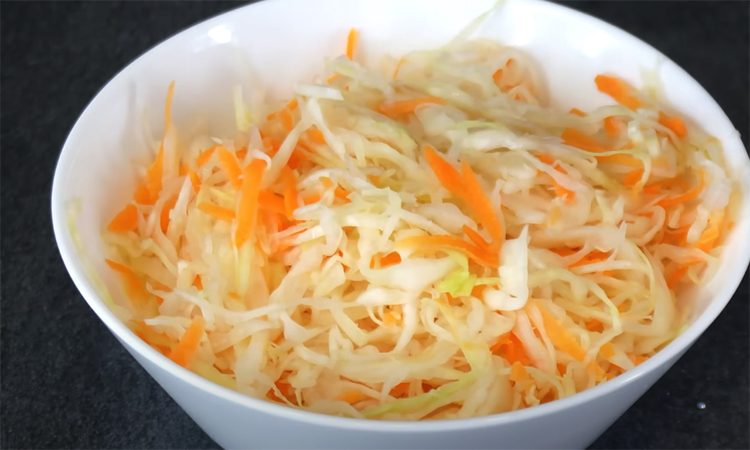 Включаем сковороду ровно на 3 минуты. Капустный салат готовим только так