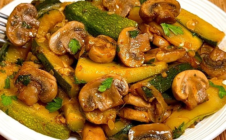 Благодаря сливочному соусу, получается ароматнее мяса. Томим кабачки с грибами