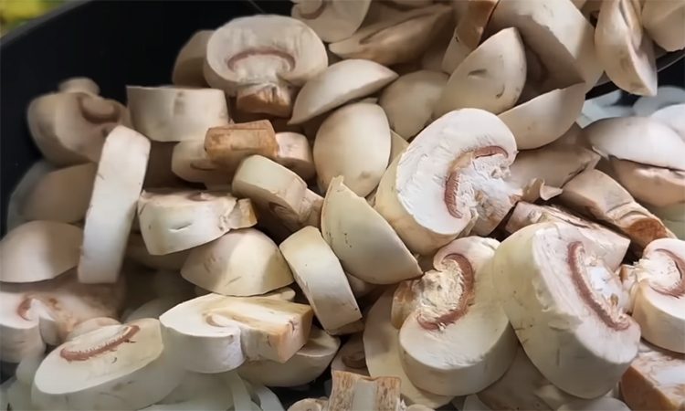 Благодаря сливочному соусу, получается ароматнее мяса. Томим кабачки с грибами