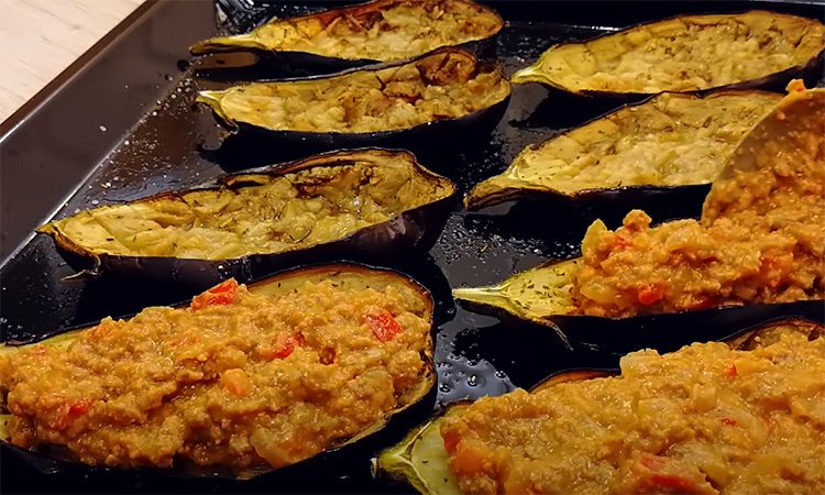 Можно готовить хоть каждый день и все равно не надоест. Баклажаны-лодочки в духовке