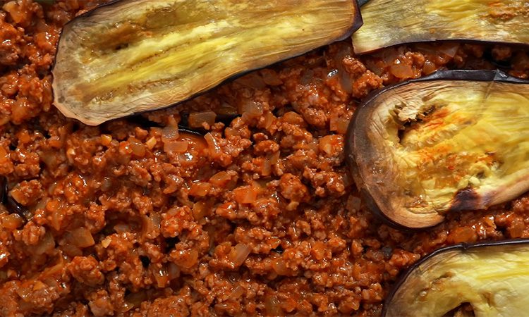 Знаменитая мусака, рецепт из Греции. Кулинарный шедевр из фарша и баклажанов
