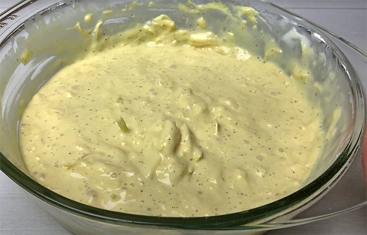 Соединяем стакан фарша и стакан тертого сыра. Сырный рулет из простых ингредиентов