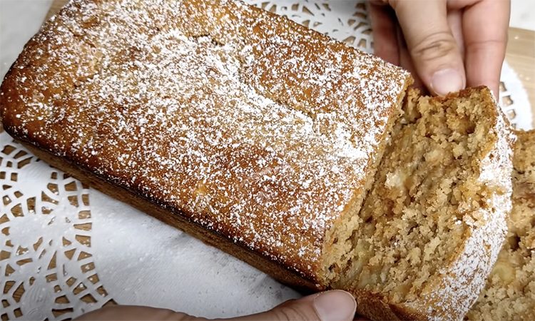 Получается всегда сочным, а делать просто. Рецепт бананового кекса с орехами
