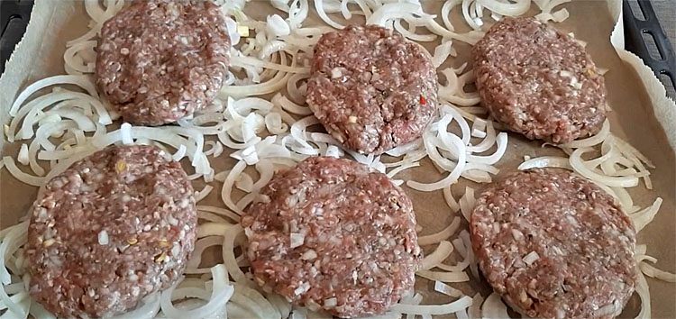 Запекаем фарш поверх лука, а сверху добавляем сыр. Вкуснее мяса по-французски