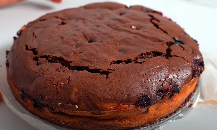 Шоколадный пирог с ягодами и творогом. Вкус как у торта, а готовка проще в 10 раз