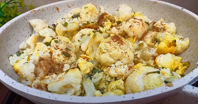 Сначала обвариваем, потом жарим с яйцом. Вкусный гарнир из цветной капусты