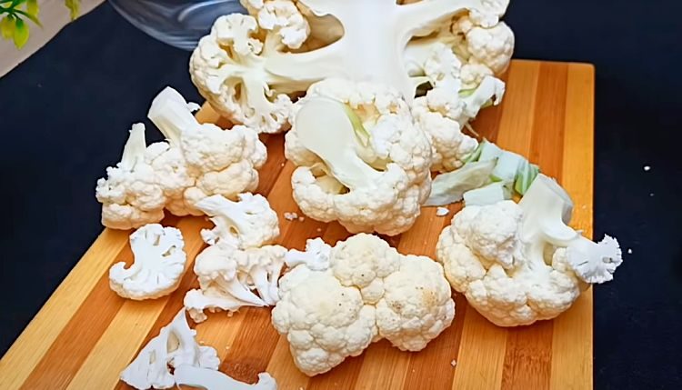 Сначала обвариваем, потом жарим с яйцом. Вкусный гарнир из цветной капусты