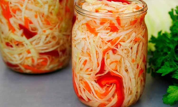 Бочковый хруст, хотя делали просто в банке. Маринованная капуста за сутки