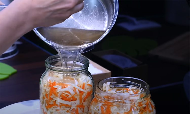 Бочковый хруст, хотя делали просто в банке. Маринованная капуста за сутки