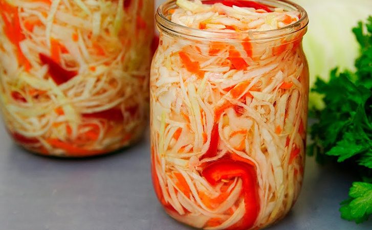 Бочковый хруст, хотя делали просто в банке. Маринованная капуста за сутки
