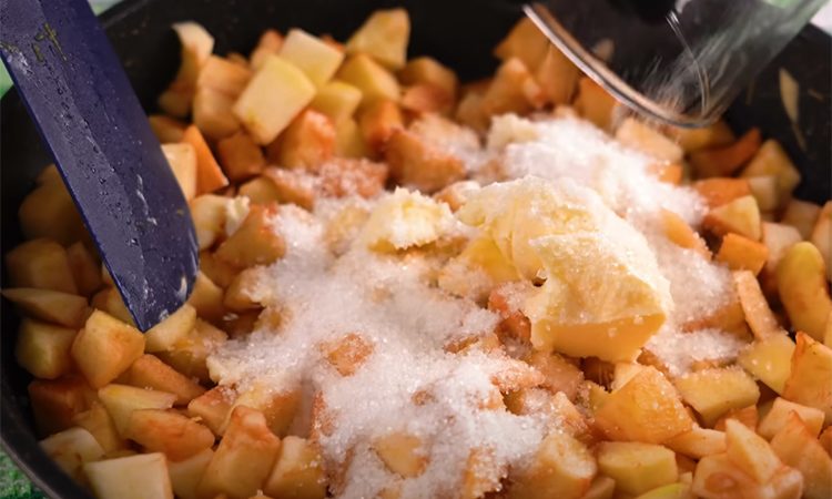 Покорит с первого укуса. Осенняя косынка с начинкой яблок