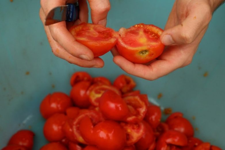 Никаких изысков, просто овощи. Готовлю вкусняшку на каждый праздник — со стола улетает быстрей, чем мясо