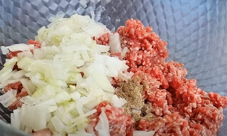Пароварки не нужно, делать тоже просто. Открытые манты на сковороде