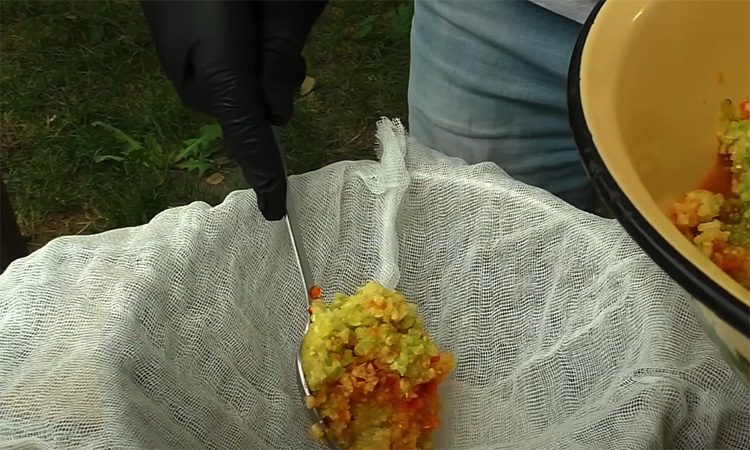 Делаем из острого перца, чеснока и соли. Сухая аджика на зиму
