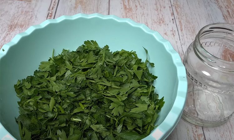 Укроп и петрушка сохраняют аромат, словно только с грядки. Свежая зелень всю зиму