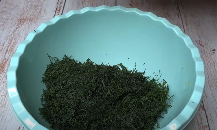 Укроп и петрушка сохраняют аромат, словно только с грядки. Свежая зелень всю зиму