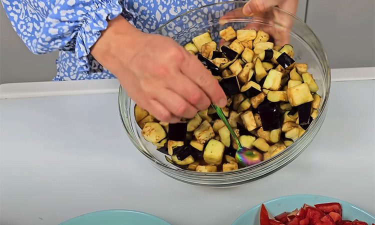 Так готовят только на юге. Хороши даже без мяса. Баклажаны по-болгарски