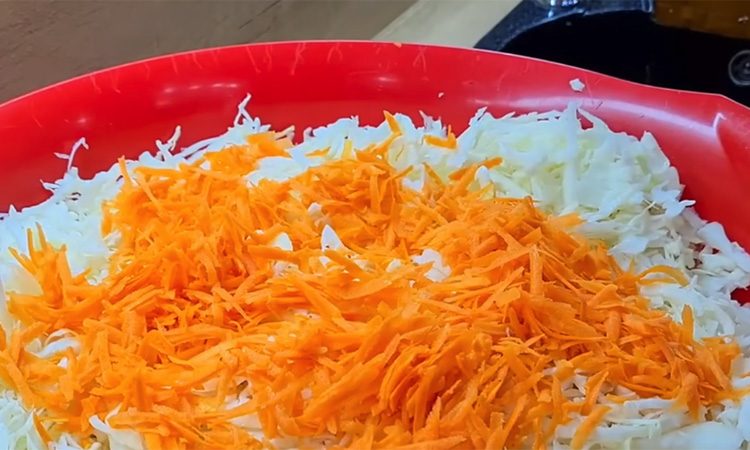 Точно не скиснет и будет хрустеть. Квашеная капуста по особому рецепту
