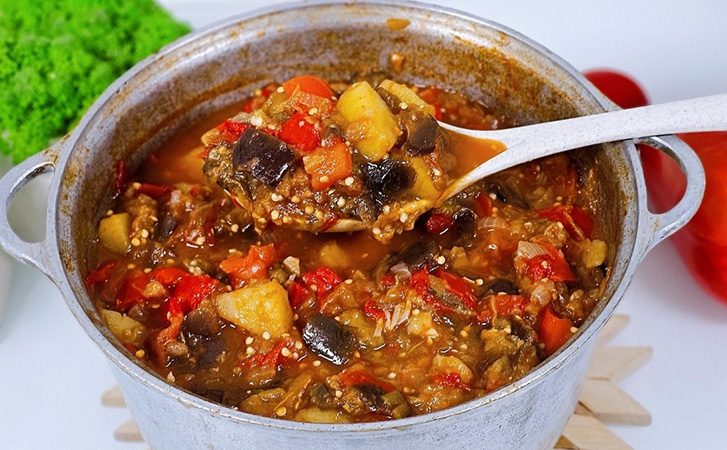 Так готовят только на юге. Хороши даже без мяса. Баклажаны по-болгарски