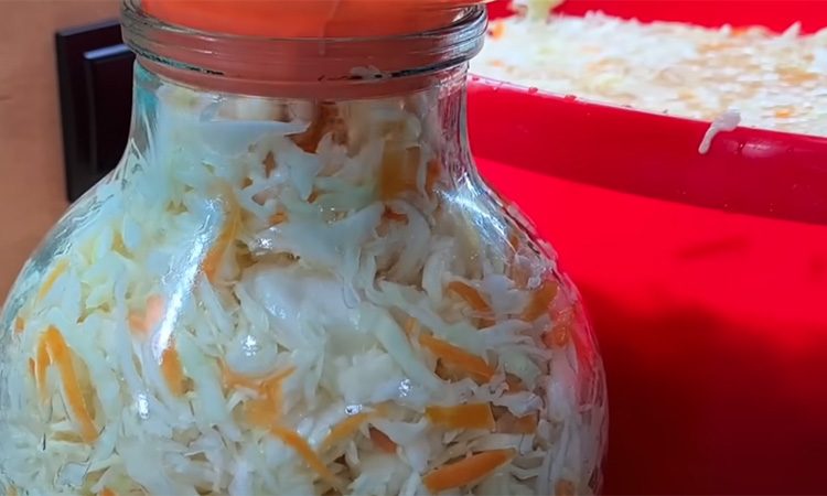 Точно не скиснет и будет хрустеть. Квашеная капуста по особому рецепту
