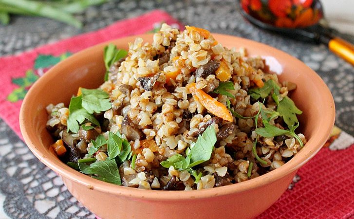 Добавляем грибы, мясо и овощи. Делаем гречку основным блюдом
