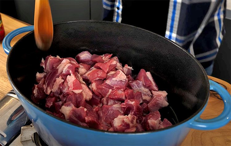 Добавляем грибы, мясо и овощи. Делаем гречку основным блюдом