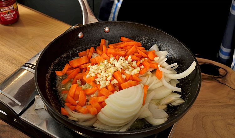 Добавляем грибы, мясо и овощи. Делаем гречку основным блюдом