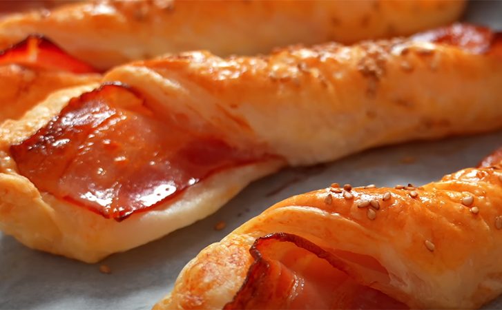 Прячем внутри бекон. Хрустящие слойки-минутки за 5 минут у плиты