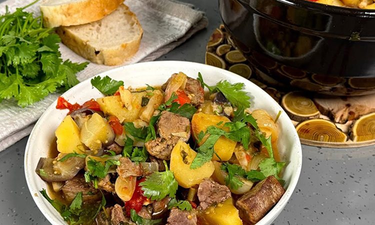 С мясом, картошкой и овощами. В одном горшочке весь обед