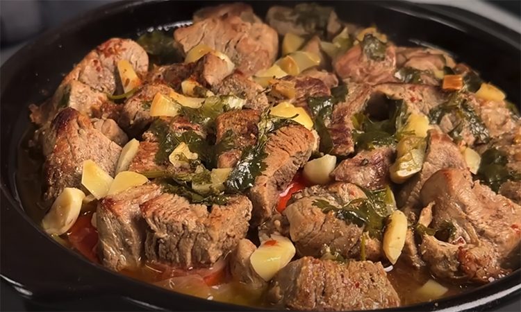 С мясом, картошкой и овощами. В одном горшочке весь обед