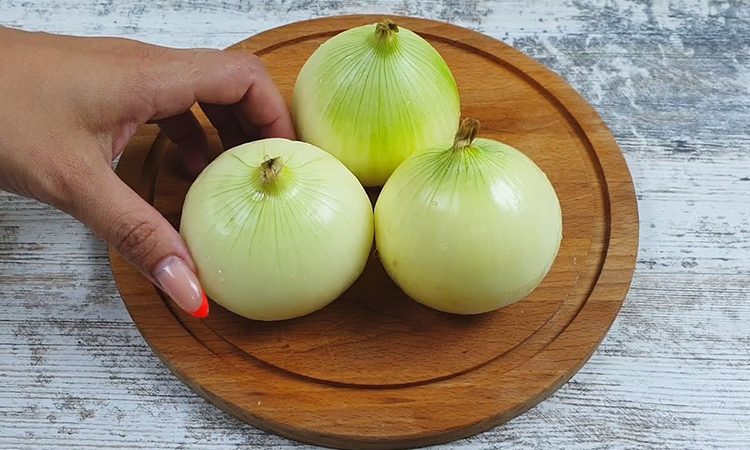 Уже через 15 минут на столе полноценные котлеты. Всыпали манку в тертый лук