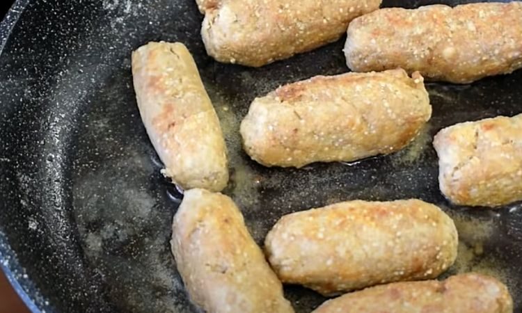 От полностью мясных сложно отличить. Делаем гору котлет из 150 граммов фарша