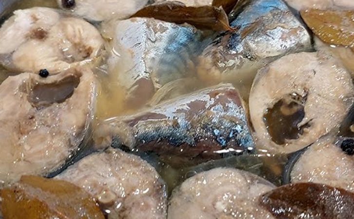 Все сложили, прокипятили и уже готово. Рыбные консервы готовим прямо в кастрюле