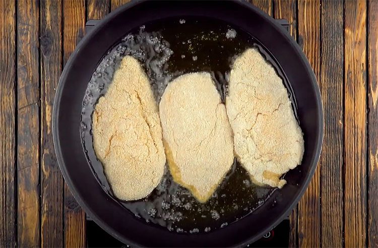 Делаем конвертик с начинкой: вкуснее сложно придумать. Мало кто так готовит куриную грудку, а зря